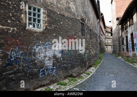 Alte Wand bedeckt Graffiti in der Altstadt von Erfurt, Thüringen, Deutschland, Europa Stockfoto