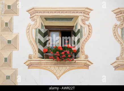 Historische Fenster geschmückt mit Sgraffito, Unterengadin, Symbole/Graubünden, Schweiz, Europa Stockfoto