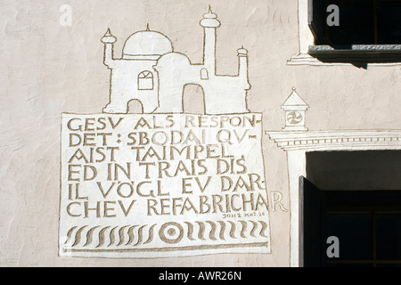 Sgraffito-Wanddekoration auf einer Hausfassade in Guarda, Unterengadin, Graubünden, Schweiz, Europa Stockfoto