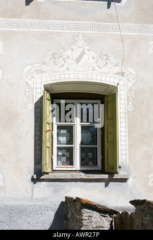 Fenster mit Sgraffito Wand Dekor, Ardez, Unterengadin, Graubünden, Schweiz, Europa Stockfoto