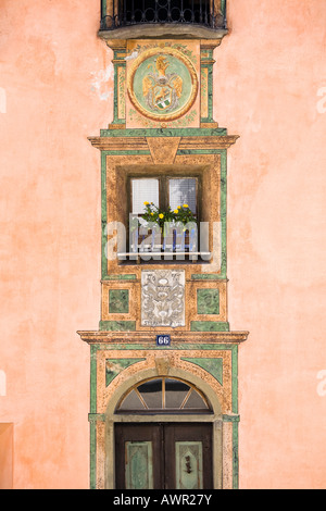 Historisches Gebäude mit Sgraffito Wand Dekor, Ardez, Unterengadin, Graubünden, Schweiz, Europa Stockfoto