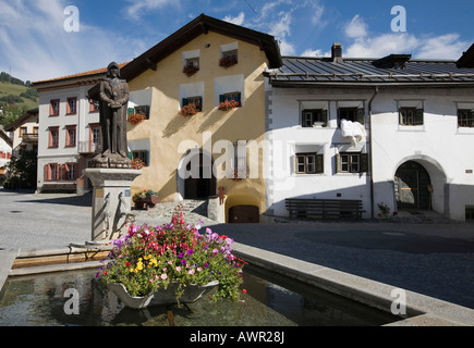 Historische Brunnen auf dem Stadtplatz, Scuol, Unterengadin, Graubünden, Schweiz, Europa Stockfoto