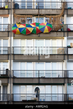 Fassade, Sonnenschirme an einem Wohnblock, bekannt als Pallasseum (ehemals Berliner Sozialpalast, "Berlin soziale Palast"), Schoe Stockfoto