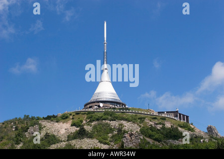 Jeschken Berg, 1012 m, Fernsehturm und Hotel, erbaut von dem Architekten Hubácek, Liberec, Tschechische Republik Stockfoto