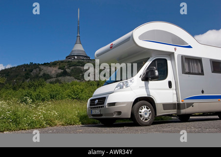 Jeschken Berg, 1012 m, Fernsehturm und Hotel, erbaut von dem Architekten Hubácek, Liberec, Tschechische Republik Stockfoto