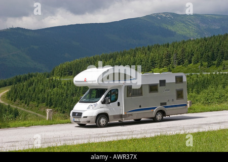 Wohnmobil auf der Straße, Riesengebirge, Tschechien Stockfoto