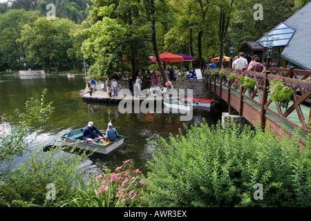 Schwanensee in Spa Rajecké Teplice, flanieren und Ruderboote, Slowakei Stockfoto