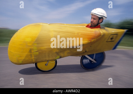 Kreditlinie obligatorisch John Angerson Konkurrenten in einem menschlichen angetriebenen Radrennen Stockfoto