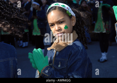 Demonstranten im neunten jährlichen Sunnyside Queens Saint Patrick s Day Parade Stockfoto