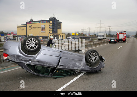 Das Auto hat während des Absturzes umgedreht Stockfoto