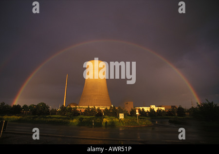 Regenbogen über den Kühlturm des Atomreaktors in Mülheim-Kärlich, Rheinland-Pfalz, Deutschland Stockfoto