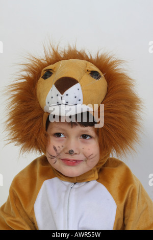 Fünf Jahre alter Junge in einem Löwen Kostüm Stockfoto