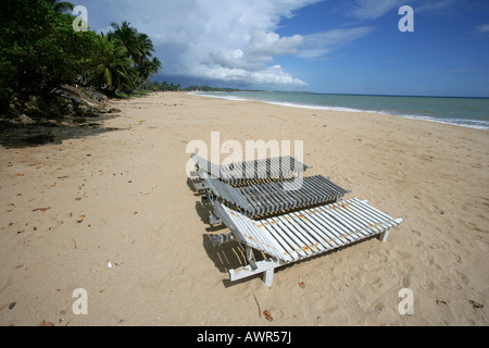 Sonnenliegen auf einem einsamen Strand in Tangalle, Sri Lanka, Asien Stockfoto