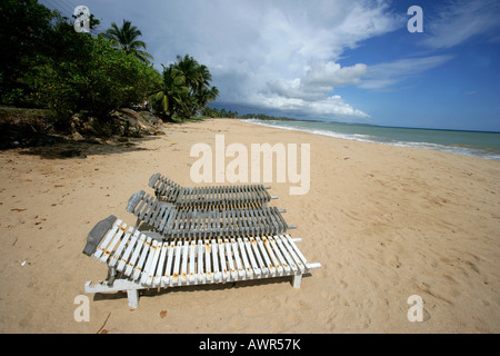 Sonnenliegen auf einem einsamen Strand in Tangalle, Sri Lanka, Asien Stockfoto