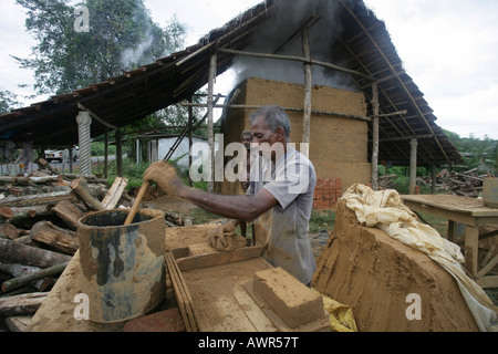 Traditionelle Ziegelei in der Nähe von Gampara, die Herstellung von Baustoffen in Sri Lanka, Asien Stockfoto