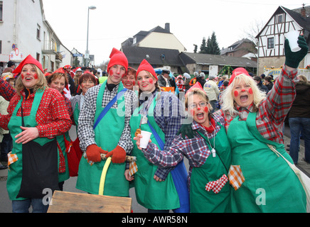 Karneval parade in Mülheim-Kärlich, Rheinland-Pfalz, Deutschland: Garten-Zwerge Stockfoto