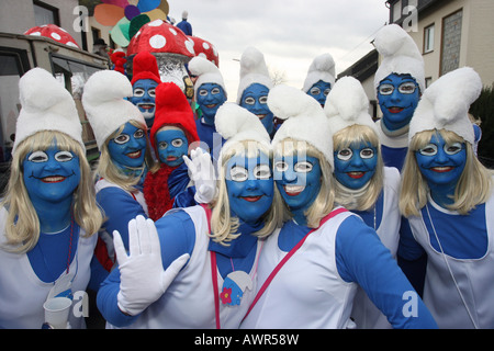 Karneval parade in Mülheim-Kärlich, Rheinland-Pfalz, Deutschland: Schlümpfe Stockfoto