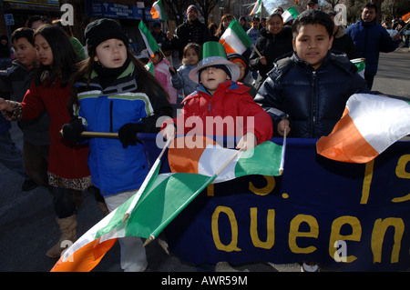 Demonstranten im neunten jährlichen Sunnyside Queens Saint Patrick s Day Parade Stockfoto