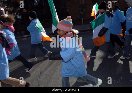 Demonstranten im neunten jährlichen Sunnyside Queens Saint Patrick s Day Parade Stockfoto