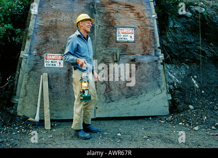 Prospector stehen vor dem Eingang zu seinem Bergwerk, Brooks Range, Alaska, USA Stockfoto