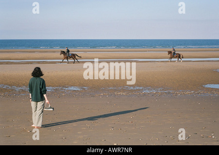 Eine Frau wacht 2 Reiter, Omaha Beach, Normandie in Frankreich-Website von der alliierten Invasion d-Day 6. Juni 1944. Stockfoto