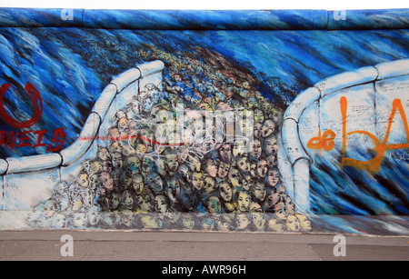 Die East Side Gallery, einem 1300m Abschnitt der Berliner Mauer voller Gemälde, politische Aussagen und satirischen Bilder. Stockfoto