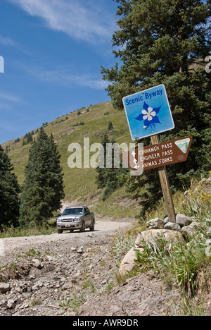 Fahrzeug auf der Straße in der Nähe von Animas Gabeln außerhalb Alpine Loop Scenic Byway, Silverton, Colorado, San-Juan-Gebirge. Stockfoto