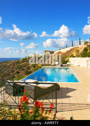 Villa Garten und Swimming Pool in Zypern Stockfoto