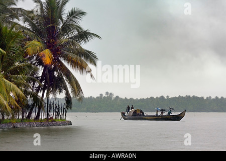 Ein Kettuvallam traditionelle Getreide Lastkahn auf Kerala Backwaters gesäumt von dichten tropischen Vegetation Kerala Süd-Indien Stockfoto