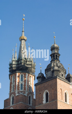 Einen detaillierten Überblick über die Türme der St. Marys Kirche in der Markt-Platz von Krakau, Polen Stockfoto