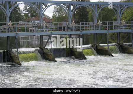 Das Wehr durch Marsh Lock Henley on Thames, Oxfordshire UK Stockfoto