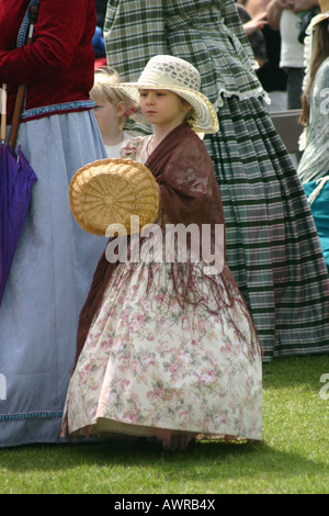 viktorianischen gekleidete junge Mädchen Mütze Korb Kap Dickens festival Stockfoto