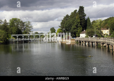 Die Fußgängerbrücke über die Themse und Weir von Marsh Lock Henley on Thames, Oxfordshire UK Stockfoto