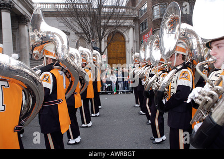 zeigen Sie zwischen zwei Reihen der amerikanischen Band auf der St. Patricks Day Parade in Dublin Irland an Stockfoto