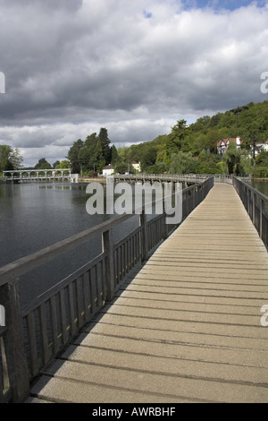 Die Fußgängerbrücke über die Themse und Weir von Marsh Lock Henley on Thames, Oxfordshire UK Stockfoto