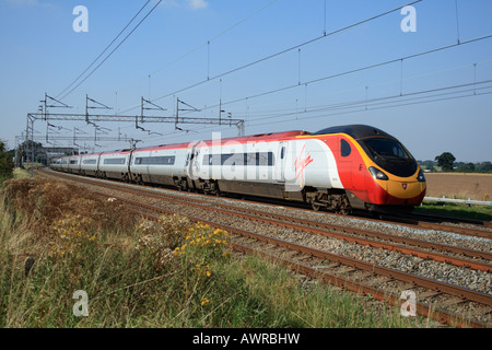 Virgin Trains Klasse 390 Pendolino Schnellzug auf London gebunden Dienst auf der West Coast Mainline Trent Valley in Warwickshire. Stockfoto