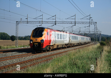 Virgin Trains Klasse 221 Super Voyager mit einem Zug von London Euston-Holyhead, Grendon in der Nähe von Atherstone, Warwickshire, England Stockfoto