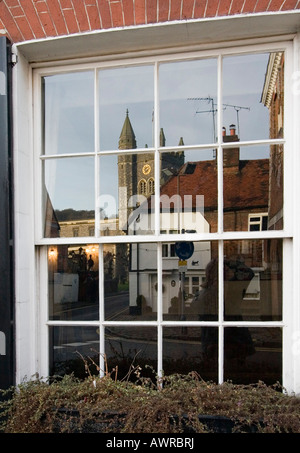 Str. Marys Kirche spiegelt sich in den Fenstern der Crown Inn, Amersham. Stockfoto
