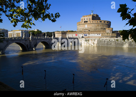 TIBER UND CASTEL SANT ANGELO IN ROM ITALIEN Stockfoto