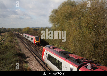 Virgin Cross Country trainiert jetzt Arriva Cross Country Klasse 220 Voyager vorbeifahrenden Zügen in Willington in der Nähe von Burton-Upon-Trent. Stockfoto