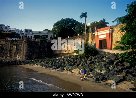 2, 2, Puerto Ricaner, Puerto Rican Paar, Wandern am Strand, San Juan Tor, Stadtmauer, das alte San Juan, San Juan, Puerto Rico Stockfoto