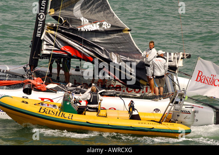 ein Festrumpfschlauchboot tendenziell neben eine extreme 40-40-Yacht während der Woche-Regatta Cowes auf der Isle Of wight Stockfoto