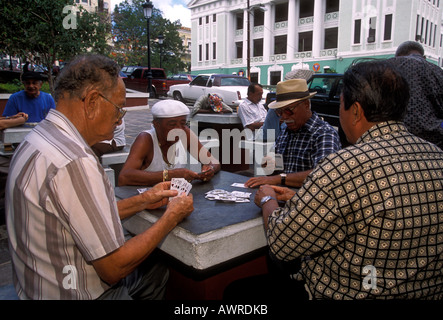 Puerto Ricaner, Puerto Rican Männer, Spielkarten, Kartenspiel, Kartenspiele, Card Player, Kartenspieler, Plaza de Hostos, Old San Juan, San Juan, Puerto Rico Stockfoto