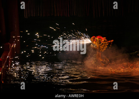 Ein Drache speit Feuer im Inneren der THANG LONG kommunale Wasser Marionette Theater HANOI VIETNAM Stockfoto