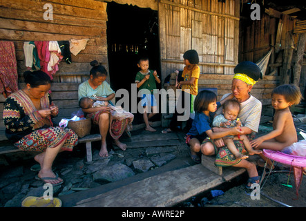 Hmong Leute, Frauen, Jungen, Mädchen, Kinder, Mutter, Mutter, Großmutter, Familie, Familien, Hill Tribe, Dorf, Provinz Chiang Mai, Thailand, Asien Stockfoto