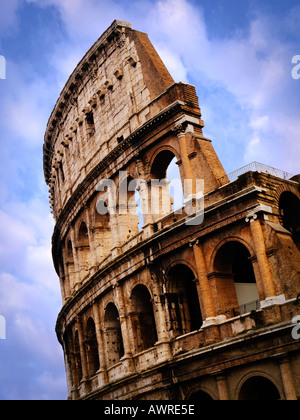 Vertikale Aufnahme eines Teils des Kolosseums in Rom Latium Italien mit blauen Wolkenhimmel Kolosseum Stockfoto