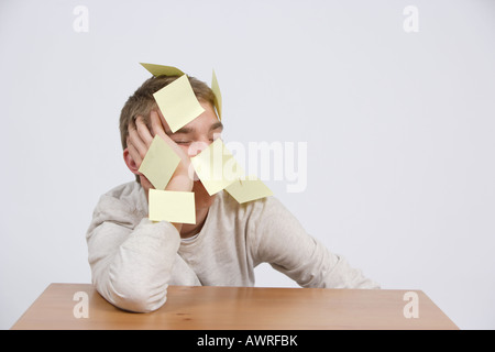 Ein Teenager-Alter Student schlief in der Klasse und seine Klassenkameraden stecken Haftnotizen ohne ihn als einen Witz Stockfoto