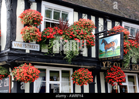 Ye Olde Red Horse Pub mit hängenden Blumenkörben, Evesham, Worcestershire, UK Stockfoto