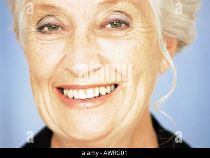 Reife Frau lächelt in die Kamera, Nahaufnahme, Porträt Stockfoto