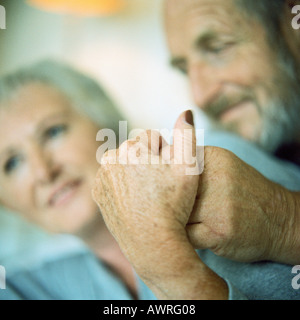 Älteres Paar Hand in Hand, Hände im Mittelpunkt Stockfoto